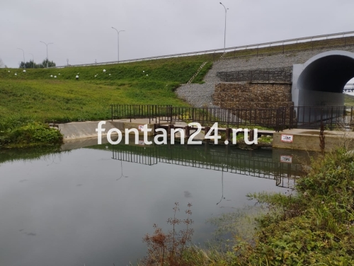 Пешеходный фонтан на воде