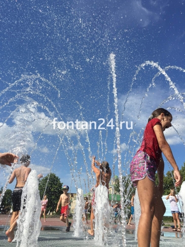 Городской фонтан на площади